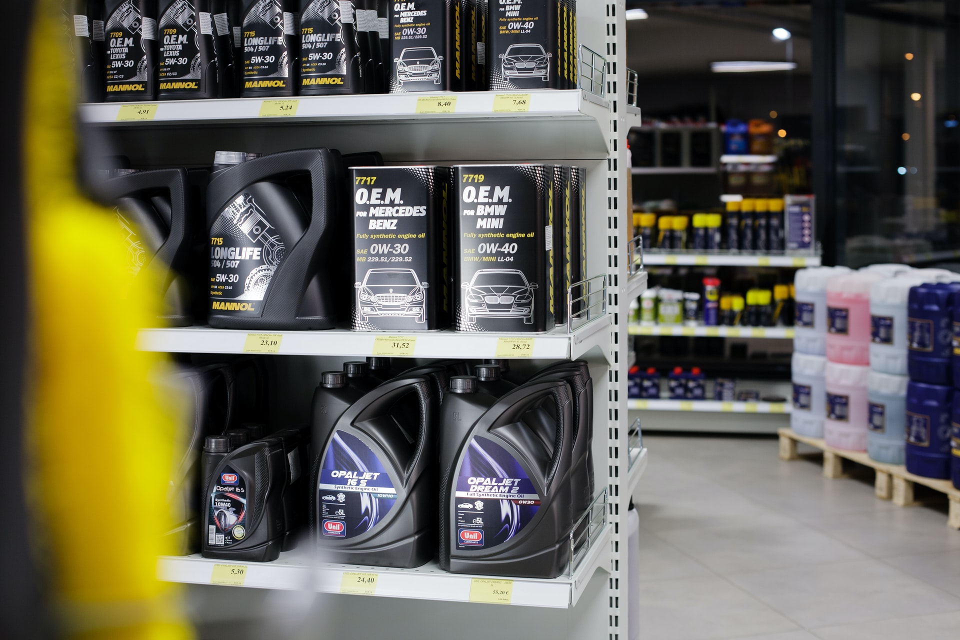 What does the color of engine oil mean?